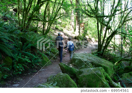 family traveling in pacific northwest 69954561