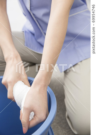 Cleaner squeezing a rag Cleaner squeezing a rag 69954746