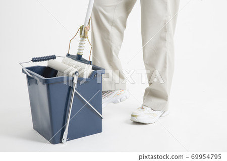 Female cleaner cleaning the floor Female cleaner cleaning the floor 69954795