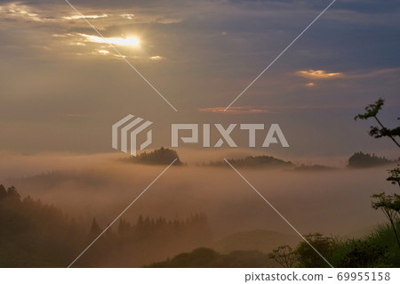 雲海在陽光下染成紅色 69955158