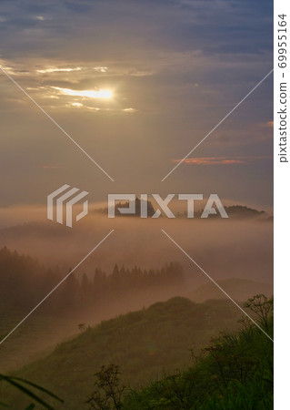 雲海在陽光下染成紅色 69955164