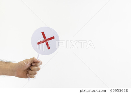 Male hand holding a Marubatsu plate Male hand holding a Marubatsu plate 69955628