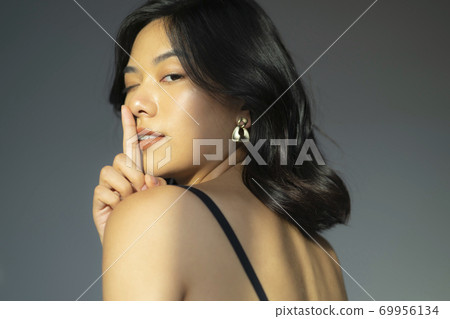 Female portrait beauty 69956134