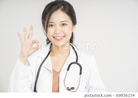 Female portrait doctor 69956154