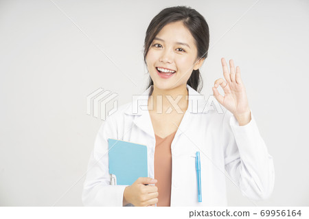 Female portrait doctor 69956164
