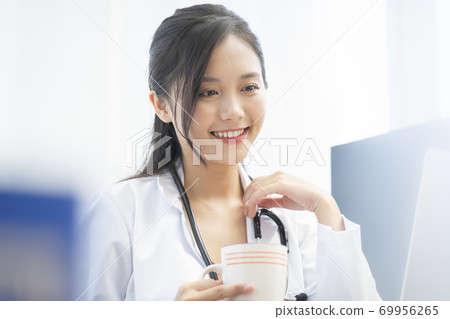 Female doctor work 69956265