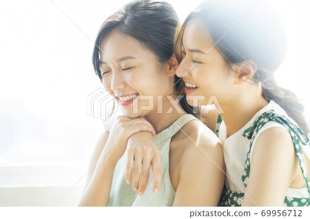 Female friends, friends, relax Female friends, friends, relax 69956712