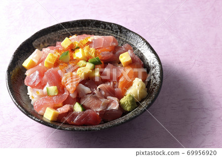 海鮮碗配三文魚,三文魚,黃瓜和飛魚子 海鮮碗配三文魚,三文魚,黃瓜和飛魚子 69956920