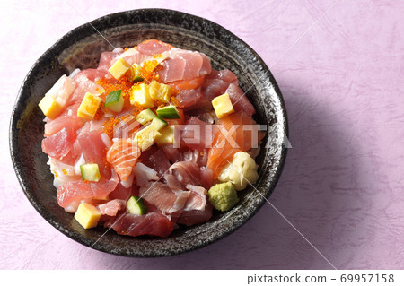海鮮碗沙丁魚,三文魚,黃瓜和跳(頂視圖) 海鮮碗沙丁魚,三文魚,黃瓜和跳(頂視圖) 69957158