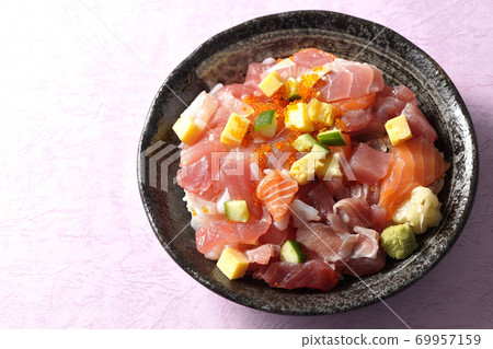海鮮碗沙丁魚,三文魚,黃瓜和跳(頂視圖) 海鮮碗沙丁魚,三文魚,黃瓜和跳(頂視圖) 69957159