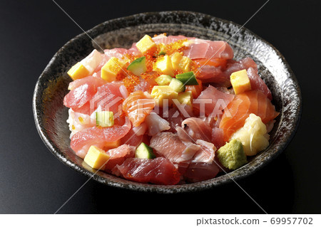 Seafood bowl with tuna, salmon, cucumber and tobiko (black background) 69957702