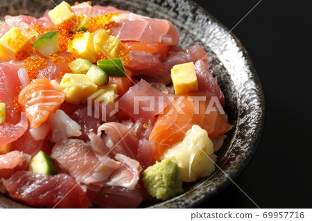 海鮮碗沙丁魚，三文魚，黃瓜和跳躍（黑色背景） 69957716
