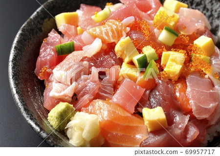 Seafood bowl with tuna, salmon, cucumber and tobiko (black background) 69957717