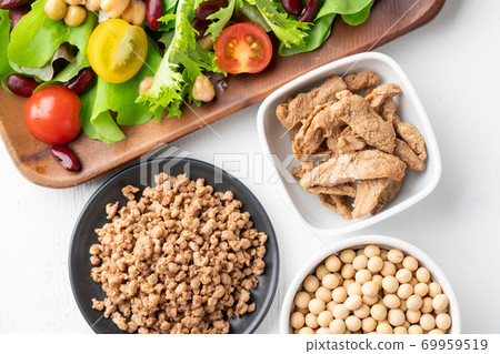 Soy meat (fillet type and minced meat type) and raw vegetables 69959519