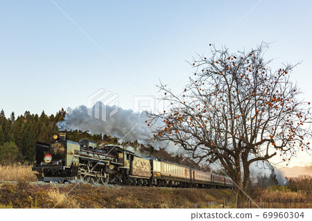 Remaining persimmon and SL Christmas train Kitakata City, Fukushima Prefecture Remaining persimmon and SL Christmas train Kitakata City, Fukushima Prefecture 69960304