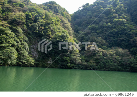 Yodogawa峽谷和觀光船在初秋 Yodogawa峽谷和觀光船在初秋 69961249