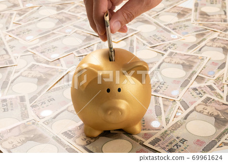 Image of 10,000 yen bill and money piggy bank Image of 10,000 yen bill and money piggy bank 69961624