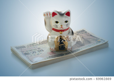 10,000日元鈔票和招財貓錢的形象 10,000日元鈔票和招財貓錢的形象 69961669