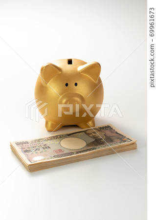10,000日元的鈔票和黃金儲蓄盒的圖像 10,000日元的鈔票和黃金儲蓄盒的圖像 69961673