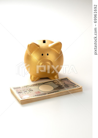 10,000日元的鈔票和黃金儲蓄盒的圖像 69961692