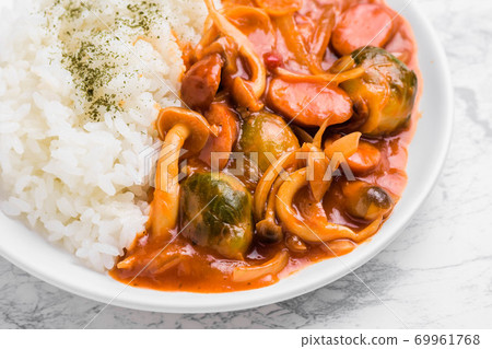 Stewed wieners and vegetables in tomato sauce 69961768