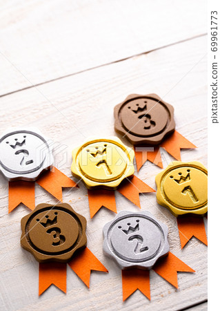 獎章高峰圖像金，銀和銅牌 69961773