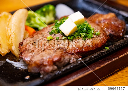 Iron plate beef steak 69963137