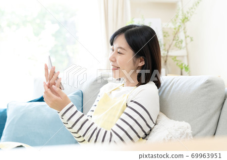 中年女人看著計算器[微笑] 69963951