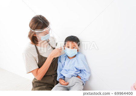測量幼兒園兒童體溫的幼兒園老師 69964400