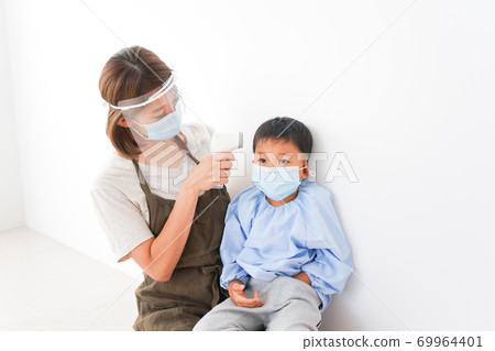 測量幼兒園兒童體溫的幼兒園老師 69964401