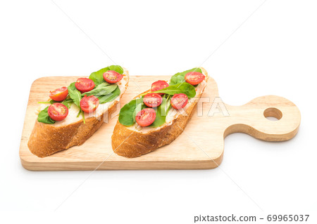 bread with rocket and tomatoes 69965037
