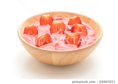 strawberry smoothies bowl 69965051