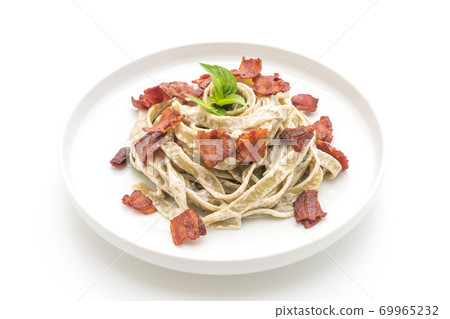 spinach fettuccine with cream cheese white sauce and bacon 69965232