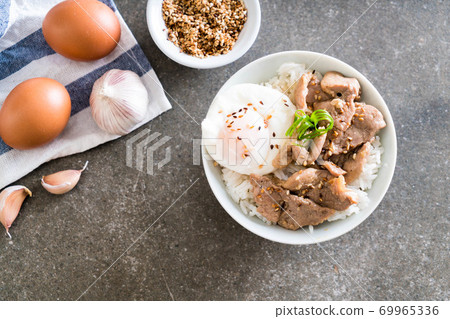 stir-fried pork with garlic on topped rice with egg 69965336