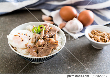 stir-fried pork with garlic on topped rice with egg 69965337