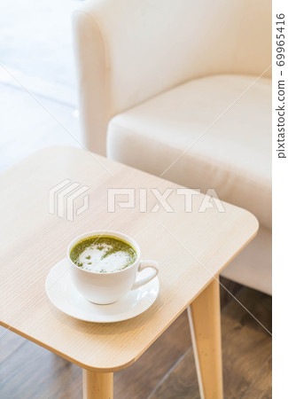 hot green tea latte cup 69965416