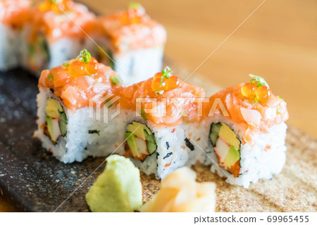 sushi roll with salmon 69965455