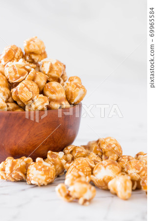 popcorn with caramel 69965584