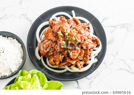fried pork with spicy korean sauce (bulgogi) 69965616