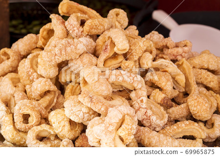 Rich crispy and crispy pork rinds Rich crispy and crispy pork rinds 69965875