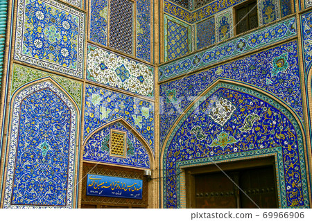 The outer wall of the Sheikh Lotfoller Mosque, the masterpiece of Iranian architecture covered with blue mosaic tiles 69966906