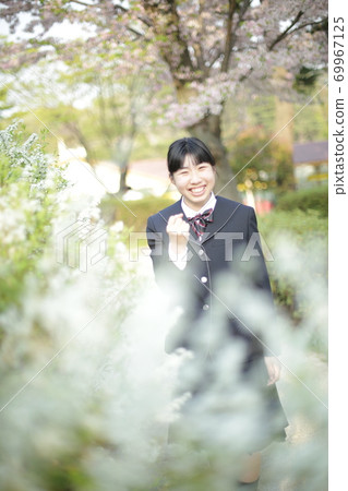 櫻花和柳紀由紀和一個穿制服的女孩 櫻花和柳紀由紀和一個穿制服的女孩 69967125