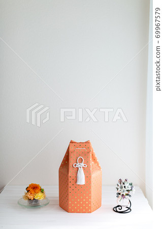 The remains of a dog, a funeral urn, a bone The remains of a dog, a funeral urn, a bone 69967579