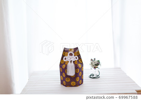 The remains of a dog, a funeral urn, a bone The remains of a dog, a funeral urn, a bone 69967588