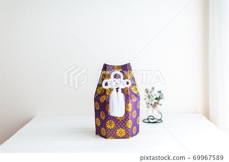 The remains of a dog, a funeral urn, a bone The remains of a dog, a funeral urn, a bone 69967589