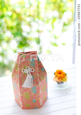 The remains of a dog, a funeral urn, a bone 69967591