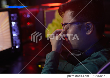 Gamer tired of game 69968540