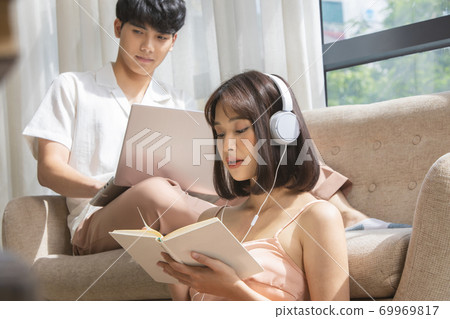 Couple lifestyle 69969817