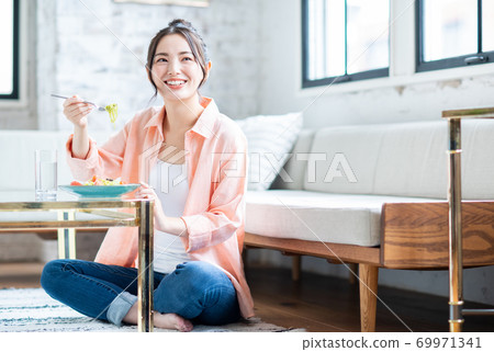 吃麵團的一個少婦 吃麵團的一個少婦 69971341