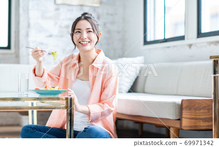 吃麵團的一個少婦 吃麵團的一個少婦 69971342